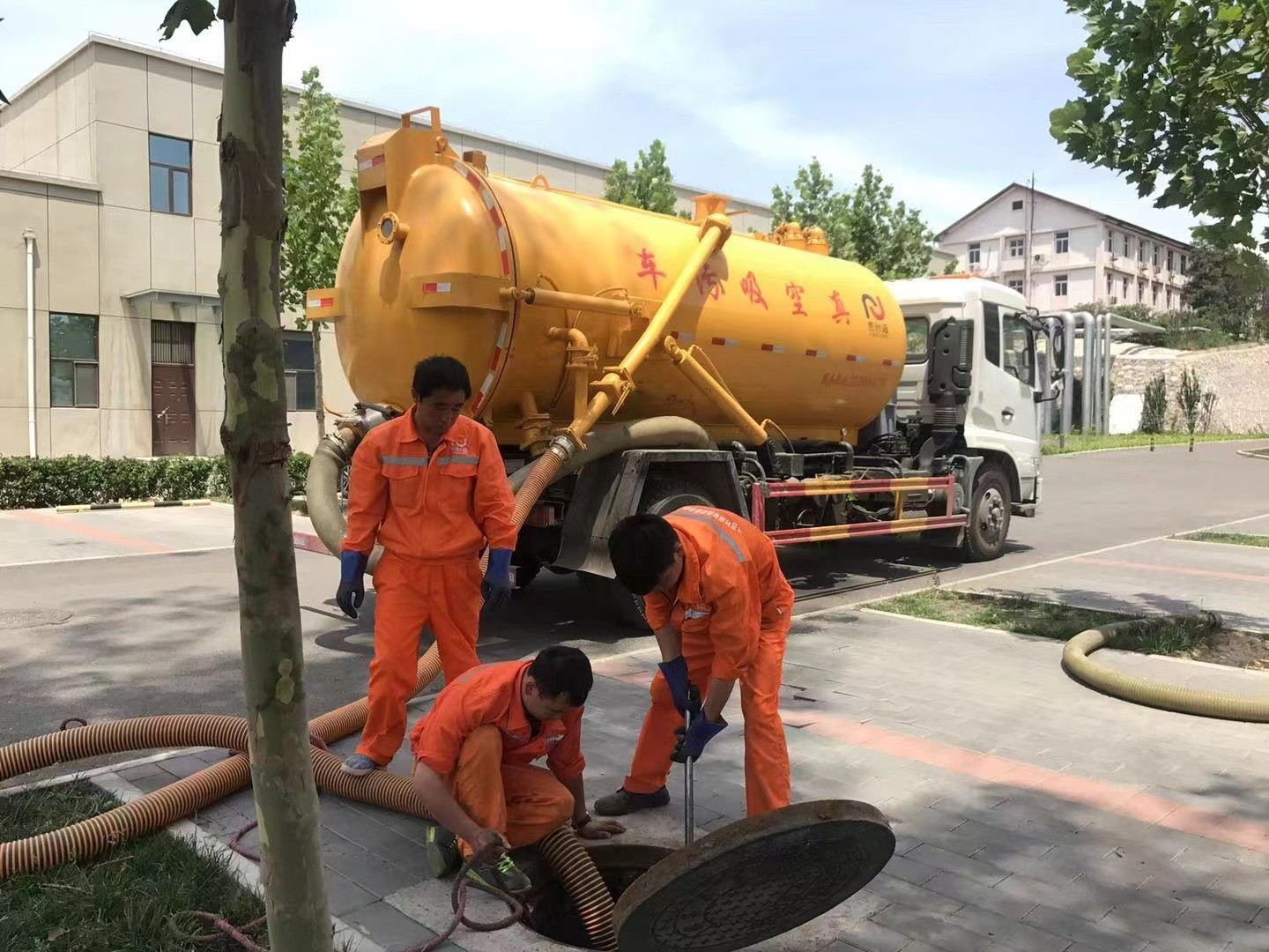 乌恰管道疏通车停在窨井附近