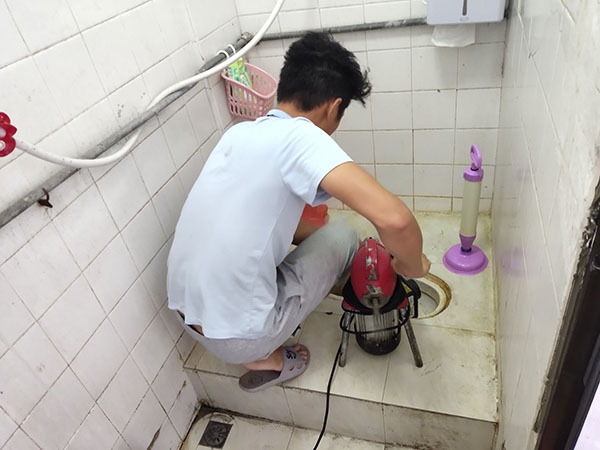 乌恰管道堵塞冒臭气 专业师傅现场解决问题