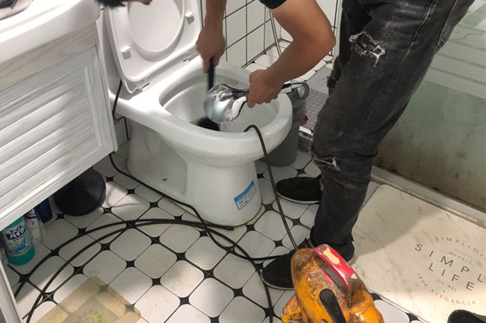 乌恰马桶堵塞自己疏通还是找师傅?专业上门服务让你省时更省心